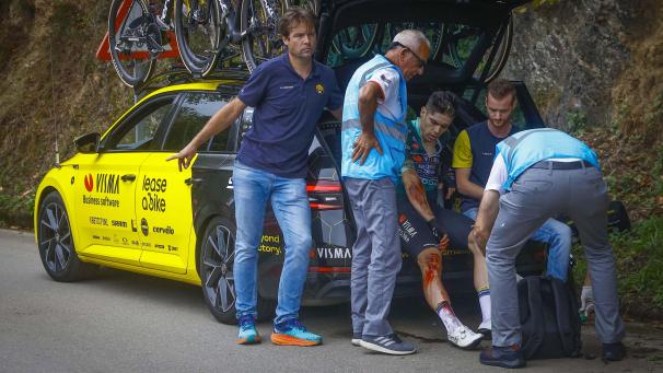 <p>Der rechte Knie blutete stark: Wout van Aert kam am Dienstag zweifach zu Fall.</p>