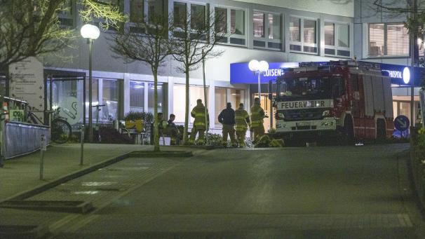 <p>Ein Einsatzfahrzeug der Feuerwehr steht Anfang Mräz nach dem Großeinsatz der Polizei vor dem Luisenkrankenhaus.</p>