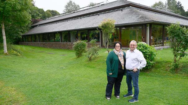 <p>Nicht nur Katrin und Jean-Marie Greven schätzen die „einmalige grüne Oase“, die die Grundschule des Königlichen Athenäums St.Vith umgibt: „Die Schule muss ein Ort sein, in dem sich jedes Kind wohlfühlt und sich mit seinen Besonderheiten und Stärken positiv entwickeln kann“, sagt die neue Schulleiterin.</p>