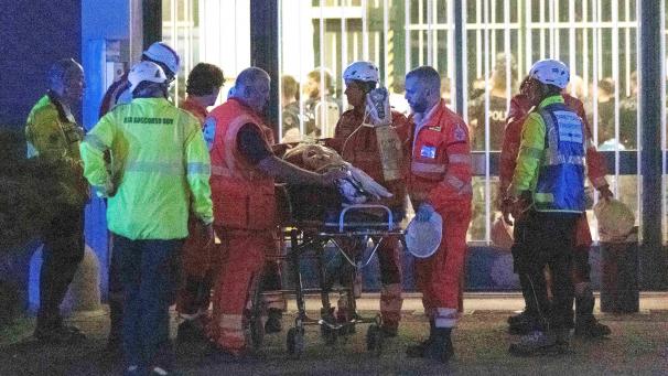 <p>Rettungskräfte arbeiten nach einem Aufstand und Fluchtversuchen im Beccaria-Jugendgefängnis in Mailand. In Italiens Gefängnissen herrschen entsetzliche Zustände. Justizvollzugsanstalten sind maßlos überfüllt und die Verhältnisse hinter den mit Stacheldraht gesicherten Mauern vielerorts miserabel.</p>