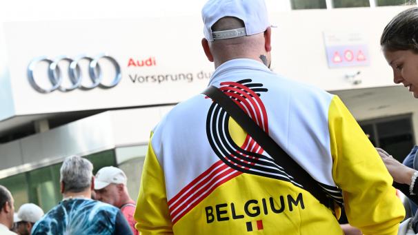 <p>Audi-Arbeiter vor dem Werk in Forest</p>
