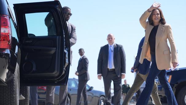 <p>Die demokratische Präsidentschaftskandidatin und Vizepräsidentin Kamala Harris trifft auf dem Portsmouth International Airport zu einer Wahlkampfveranstaltung ein. Die US-Regierung wirft Russland eine Einmischung in die bevorstehende Präsidentenwahl im November vor.</p>