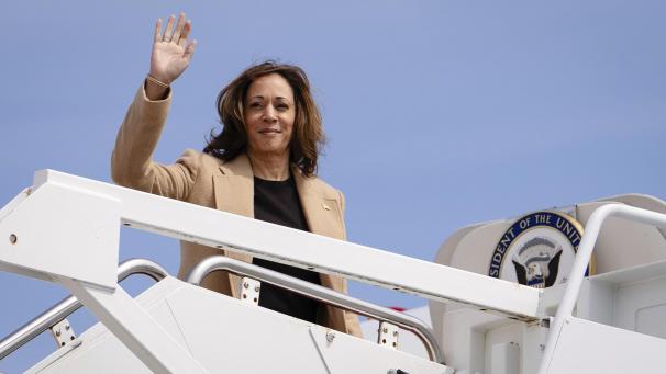 <p>Die demokratische Präsidentschaftskandidatin Kamala Harris besteigt die Air Force Two</p>