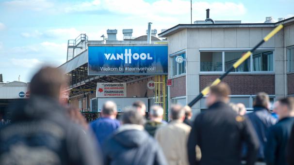 <p>Diese Aufnahme entstand im März 2024, als Arbeitnehmer von Van Hool das Werksgelände zu einer außerordentlichen Betriebsratssitzung betraten.</p>
