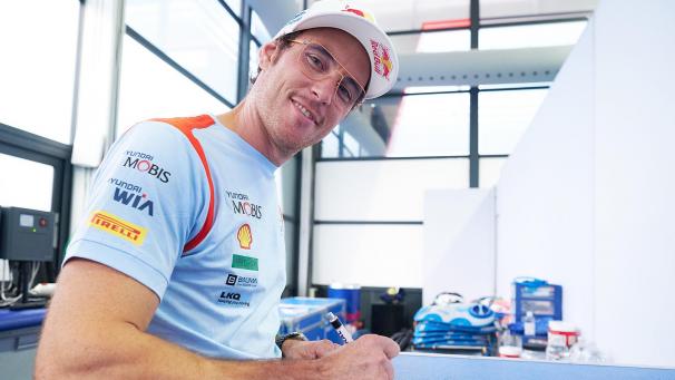 <p>Harte Schotterpisten und viel Staub warten auch aufThierry Neuville.</p>