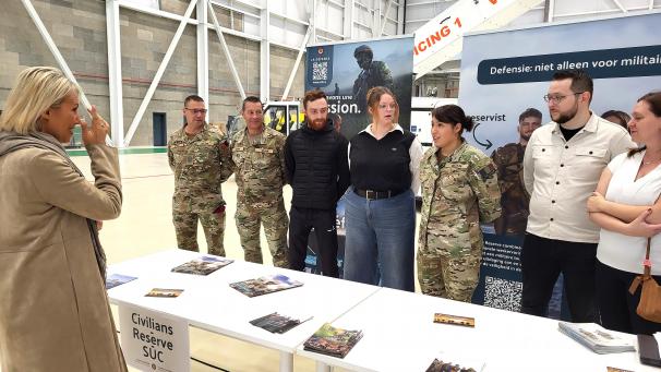 <p>Die Armee ist nicht nur für Soldaten. Im nächsten Jahr werden fast tausend Zivilisten gesucht. Bild: Ministerin Dedonder (l.) spricht mit Jugendlichen, die über den gemeinnützigen Zivildienst (SUC) ein Praktikum bei der Armee absolvieren.</p>