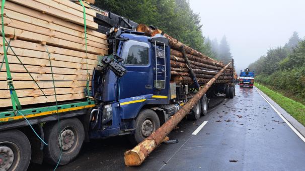 <p>Der Fahrer dieses Lkw überstand den Auffahrunfall wie durch ein Wunder unverletzt.</p>