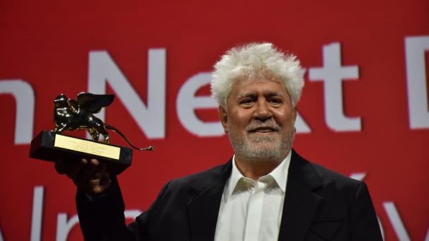 <p>Der Goldene Löwe des Filmfestivals Venedig geht an den Film „The Room Next Door“ des spanischen Regisseurs Pedro Almodóvar. Das gab die Jury am Abend bekannt.</p>