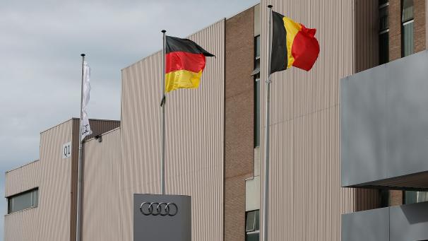 <p>Die deutsche und die belgische Flagge sind während eines Staatsbesuches vor dem Audi-Werk in der Brüsseler Gemeinde Forest zu sehen.</p>