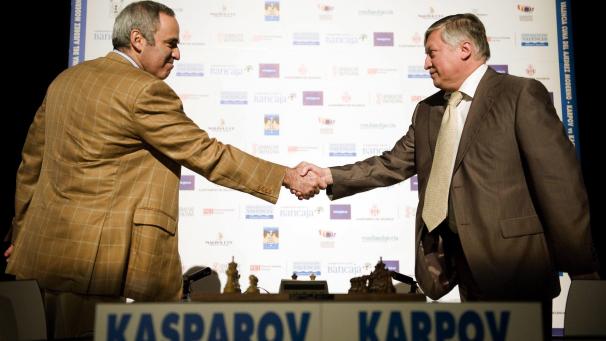 <p>Die russischen Schachspieler Anatoli Karpow (r.) und Garri Kasparow schütteln sich im September 2009 die Hand zum Schach-Revival-Match in Valencia. Vor 40 Jahren löste Kasparow seinen Vorgänger Karpow ab und krönte sich mit damals 22 Jahren zum Weltmeister. Das Duell mit seinem Landsmann wurde später zum Evergreen.</p>