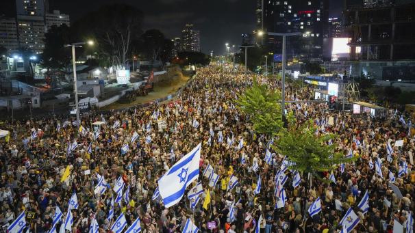 <p>Menschen protestieren am Wochenende in Tel Aviv gegen die Regierung von Ministerpräsident Netanjahu und fordern die Freilassung von Geiseln, die im Gazastreifen von der islamistische Hamas festgehalten werden.</p>