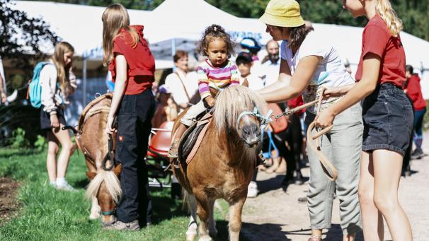 <p>Mit Tieren auf Tuchfühlung gehen – das konnte man am Sonntag beim Waldfest an der Eupener Talsperre. Dazu gehörte auch das beliebte Ponyreiten.</p>