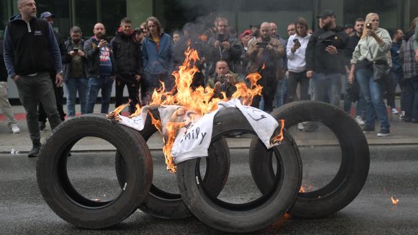 <p>Mitarbeiter hatten Autoreifen als Audi-Logo angeordnet, das sie später anzündeten.</p>