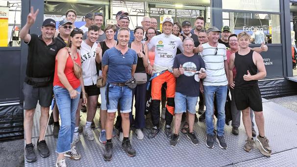 <p>Die mitgereisten Neuville-Fans aus Ostbelgien freuen sich mit ihrem Idol.</p>