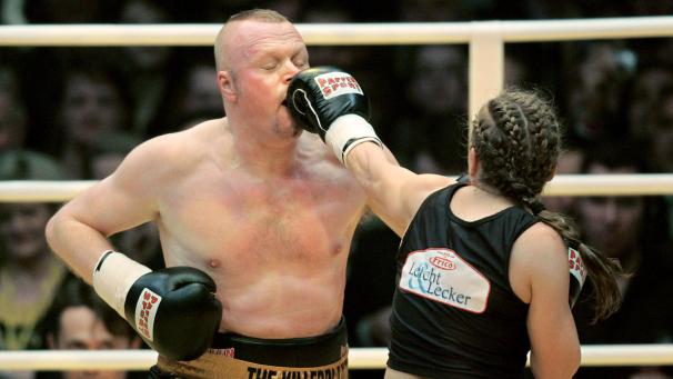 <p>Die ehemalige Boxweltmeisterin Regina Halmich und Fernsehmoderator Stefan Raab boxen in der ausverkauften Kölnarena gegeneinander, hier im März 2007. Der Fernsehsender RTL wird den erneuten Schaukampf des Entertainers Stefan Raab gegen Profi-Boxerin Regina Halmich am 14. September live übertragen.</p>