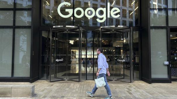 <p>Ein Mann geht an den Büros von Google im Londoner Stadtteil Kings Cross vorbei.</p>