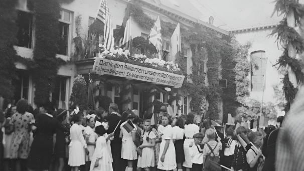 <p>„Dank den Alliierten“: Im Anschluss an den Einmarsch der Amerikaner wurde die Befreiung auch vor dem Eupener Rathaus gefeiert.</p>
