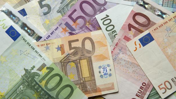 <p>Laut EU-Vorgabe muss Belgien in den kommenden Jahren knapp 28 Milliarden Euro einsparen - davon betroffen ist auch die DG, wo Einsparungen bis zu 14 Millionen Euro zu erwarten sind.</p>