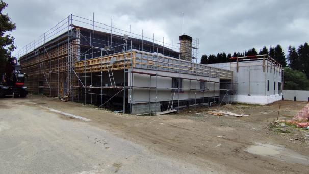 <p>Die Arbeiten an der Büllinger Sporthalle und dem neuen Dorfsaal befinden sich im vollen Gange.</p>