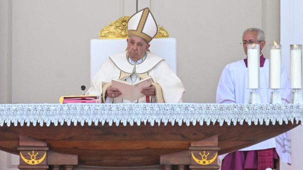 <p>Papst Franziskus zelebriert eine Messe in Osttimor.</p>