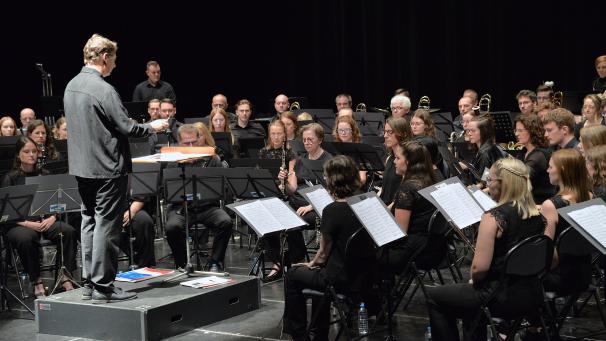 <p>17 Stunden lang hatte sich das große Orchester unter der Leitung von Thomas Doss auf das Abschlusskonzert des Play-In im Triangel vorbereitet.</p>
