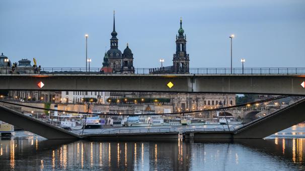<p>Teile der Carolabrücke über der Elbe sind eingestürzt.</p>