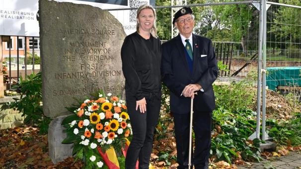 <p>Gemeinsam mit dem Kriegsveteranen Marcel Nyssen legte Eupens Bürgermeister Claudia Niessen einen Kranz am Gedenkstein nieder.</p>