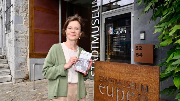 <p>Eupens Museumsdirektorin Catherine Weisshaupt hält den Flyer zur neuen Themenroute in Händen. Das als Online-Wanderführer konzipierte Angebotbringt den Nutzern den Einmarsch der alliierten Soldaten in Eupen näher.</p>