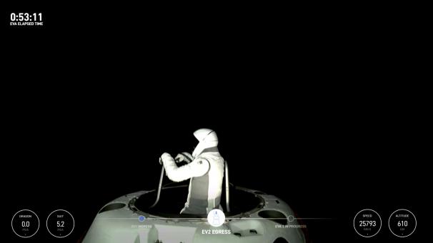 <p>SpaceX-Ingenieurin Sarah Gillis beim Ausstieg aus der Kapsel.</p>