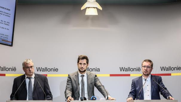 <p>Ministerpräsident Adrien Dolimont (m.) mit seinen Stellvertretern Pierre-Yves Jeholet (l.) und François Desquesnes bei der Pressekonferenz am Donnerstag in Namur.</p>