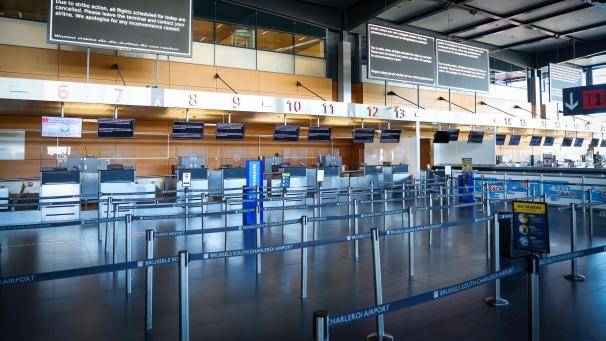 <p>Verwaiste Check-in-Schalter am Flughafen Charleroi</p>