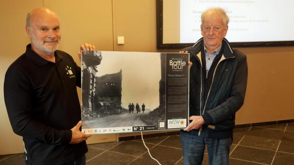 <p>Jean-Maus (Verkehrsverein Malmedy) und Schöffe André Denis mit einem der 22 historischen Fotos von 1944.</p>