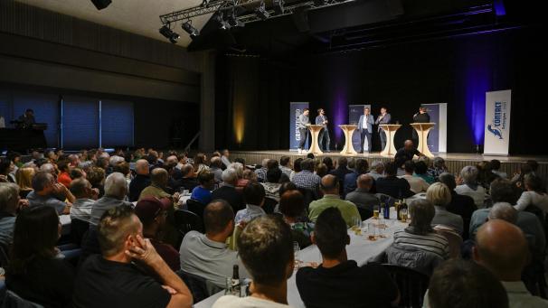 <p>Über 300 Zuhörer informierten sich zu den Kommunalwahlen in der Gemeinde Büllingen.</p>