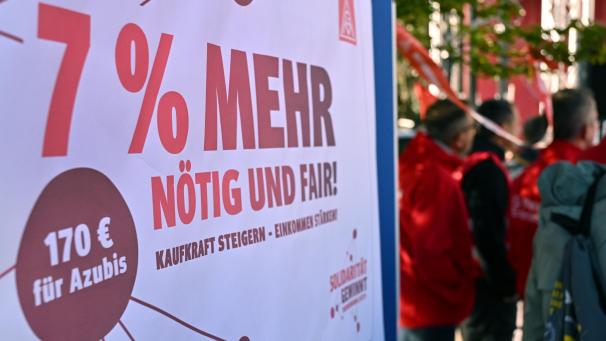 <p>Die IG Metall fordert eine Erhöhung der Monatsentgelte um sieben Prozent bei einer Laufzeit von zwölf Monaten. Zudem sollen die Ausbildungsvergütungen um 170 Euro überproportional ansteigen.</p>