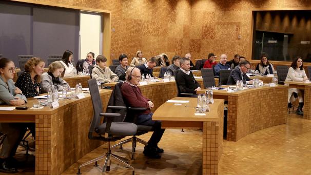 <p>Bürgerversammlung im Sitzungssaal des PDG</p>