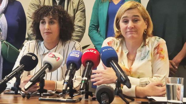 <p>Groen will nicht mehr mit MR: Co-Vorsitzende Nadia Naji (l.) und Regierungsbildnerin Elke Van den Brandt bei einer am Freitag eiligst einberufenen Pressekonferenz</p>