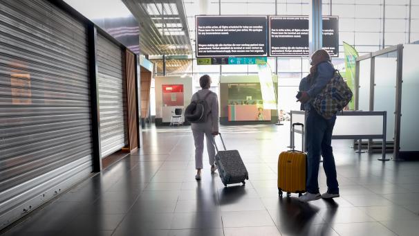 <p>Zwei Tage lang herrschte gähnende Leere im Flughafen Charleroi. Nur vereinzelte Fluggäste verloren sich im verwaisten Terminal.</p>