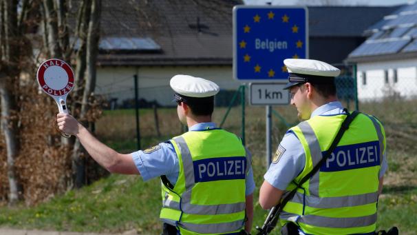 <p>Bundespolizisten Kontrollieren an der Grenze zu Belgien in Mützenich ein aus Belgien kommendes Auto. Dieses Bild entstand im Frühjahr 2020 im Zuge der Coronakrise.</p>