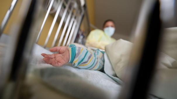 <p>Ein am RS-Virus erkrankter Patient liegt auf einer Kinderstation in einem Krankenbett.</p>