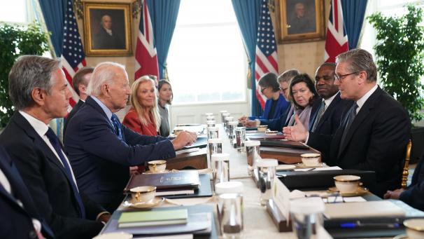 <p>Der britische Premierminister Keir Starmer (r) und Außenminister David Lammy (2.v.r) bei einem Treffen mit US-Präsident Joe Biden im Blue Room des Weißen Hauses.</p>