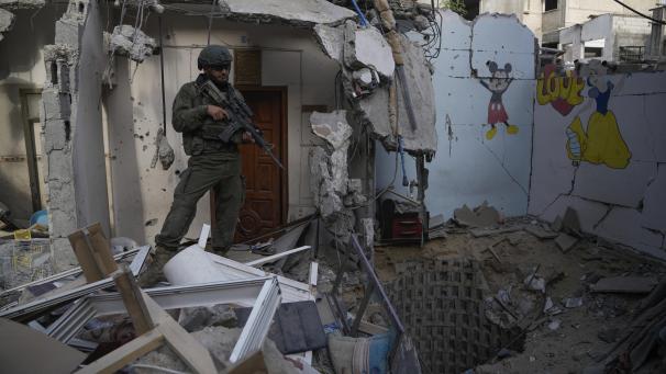 <p>Ein israelischer Soldat steht am Eingang eines Tunnels, in dem nach Angaben des Militärs kürzlich sechs israelische Geiseln von militanten Hamas-Kämpfern im südlichen Gazastreifen getötet wurden.</p>