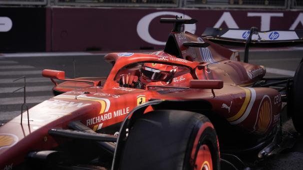 <p>Charles Leclerc aus Monaco vom Team Scuderia Ferrari ist auf der Strecke in Baku unterwegs.</p>