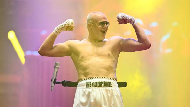 <p>Entertainer Stefan Raab zeigt seine Muskeln bei einem Show-Boxkampf zwischen ihm und der Boxweltmeisterin Halmich im PSD Bank Dome.</p>