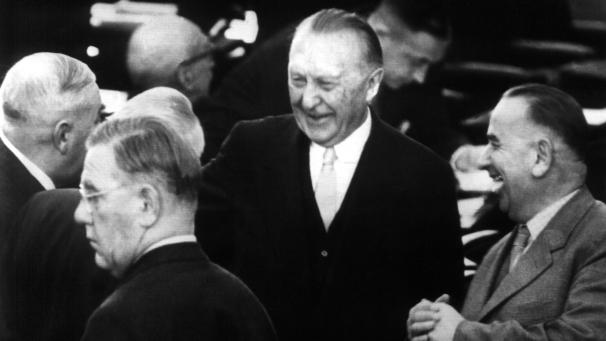 <p>Konrad Adenauer, ehemals Kölner Oberbürgermeister, wurde am 15. September 1949 erster Bundeskanzler der Bundesrepublik Deutschland.</p>