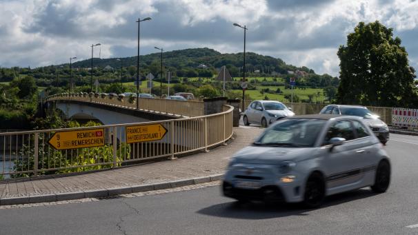 <p>Autos fahren über die Moselbrücke von Perl (Deutschland) nach Schengen (Luxemburg). 1985 wurde in Schengen das Abkommen für ein Europa ohne Grenzkontrollen unterzeichnet. Ab Montag soll es an deutschen Grenzen wieder Kontrollen geben.</p>