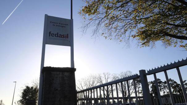 <p>Das Bild zeigt den Eingang zum Aufnahmezentrum von Fedasil in Jodoigne.</p>