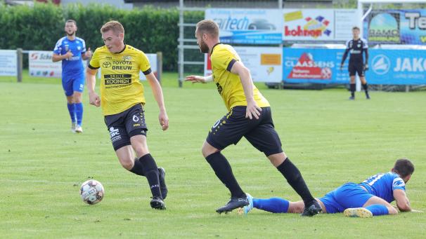<p>Gemeinsam mit Jordan Bissen (am Ball) warten die Raeren-Eynattener weiterhin auf den ersten Punkt nach dem Aufstieg.</p>