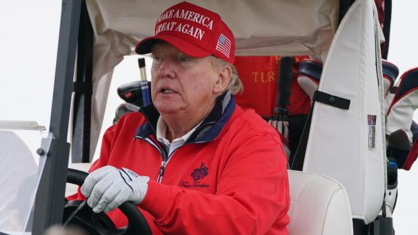 <p>Donald Trump fährt einen Golfwagen während seines Besuchs in Großbritannien auf seinem Golfplatz Trump Turnberry in South Ayrshire. Zwei Monate nach dem Attentat auf den früheren US-Präsidenten Donald Trump haben Sicherheitskräfte anscheinend einen weiteren versuchten Anschlag auf den Republikaner vereitelt.</p>