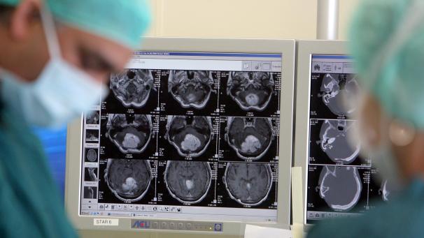 <p>Operation eines Patienten mit einem Hirntumor</p>