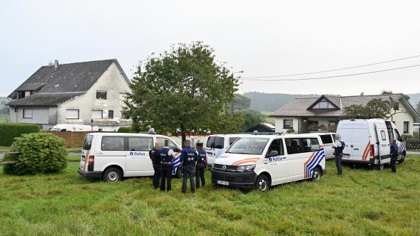 <p>In der kleinen Sackgasse herrschte reger Betrieb an Fahrzeugen und Personen.</p>